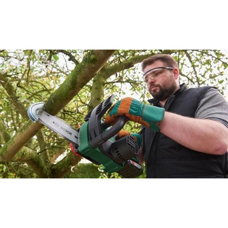 Akumulatorska verižna žaga UniversalChain 18 z baterijo in polnilcem BOSCH 06008B8000